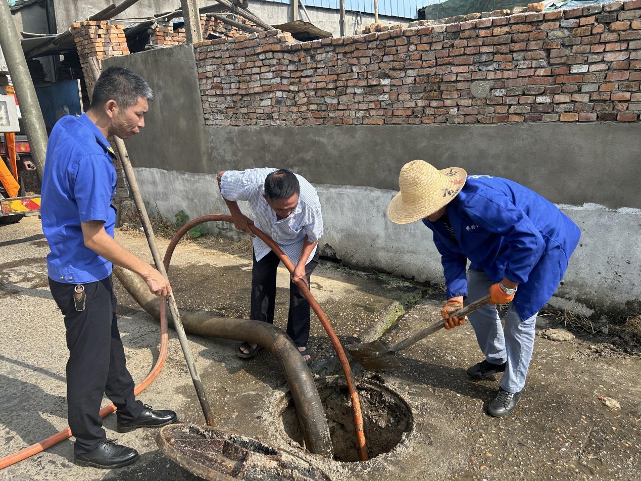 南昌县银湖管理处：解民忧 疏通下水道